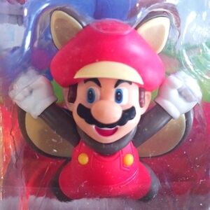 SUPER MARIO FLYING SQUIRREL MARIO- Jakks Pacific, 2.5", Red & Brown.